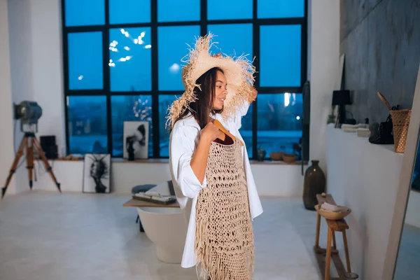 Meninas bonitas escolher suas roupas em casa — Fotografia de Stock