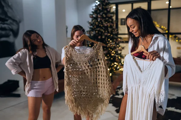 Meninas bonitas escolher suas roupas em casa — Fotografia de Stock