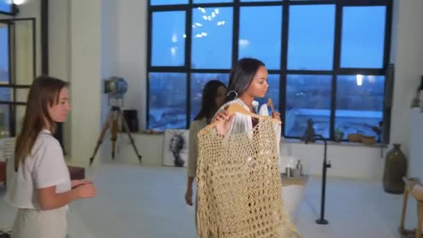 Jeunes femmes attrayantes en pyjama choisit des vêtements dans la chambre — Video