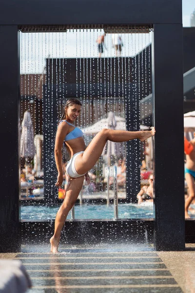 Bella ragazza in costumi da bagno doccia sott'acqua a Resort Beach. — Foto Stock