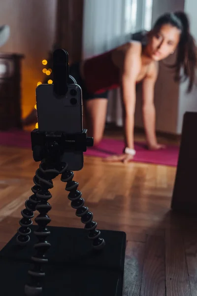 La giovane donna che pratica yoga, è impegnata con l'insegnante online. — Foto Stock