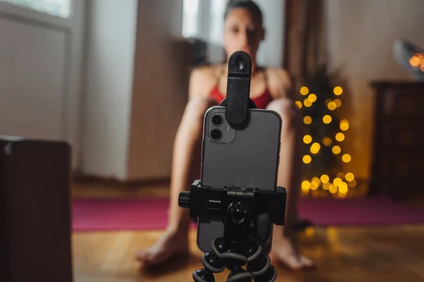 Mujer joven practicando yoga, está comprometida con el profesor en línea. —  Fotos de Stock