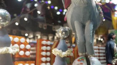 Mekanik fil dünya üzerinde yürüyor, yakından bakıyor.