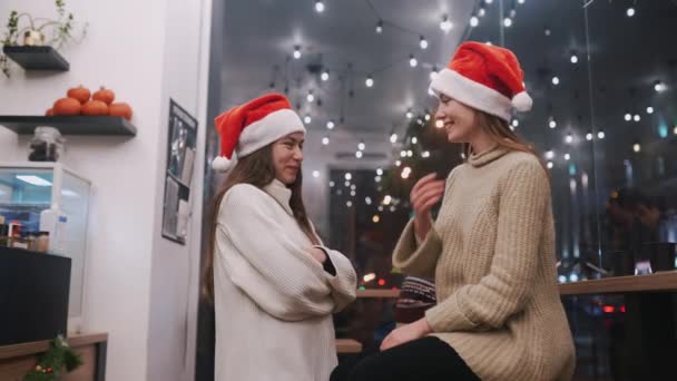 La chica le da un regalo a su amiga en caffe — Vídeo de stock