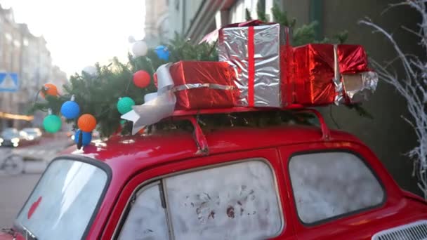 Κόκκινο ρετρό αυτοκίνητο με ένα έλατο χριστουγεννιάτικο δέντρο δεμένο στην οροφή. — Αρχείο Βίντεο