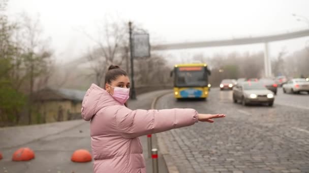Mladá žena stojící na silnici venku zvedá ruku stranou chytání taxi — Stock video