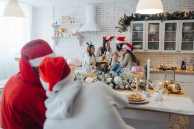 Çok ırklı gençler yeni yıl arifesini partide kutluyorlar