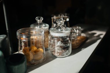 Tezgahın üzerinde aksesuarları olan dört cam bardak..