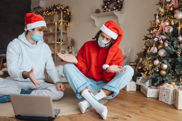 Dwoje przyjaciół w pobliżu laptopa współdziała przez rozmowy wideo. — Zdjęcie stockowe