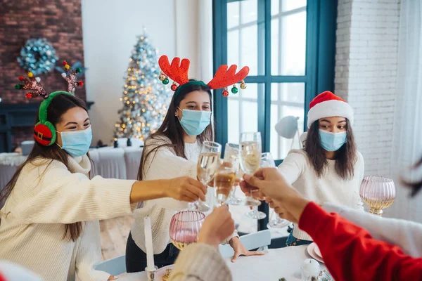 Jeunes multiethniques célébrant le Nouvel An à la fête — Photo