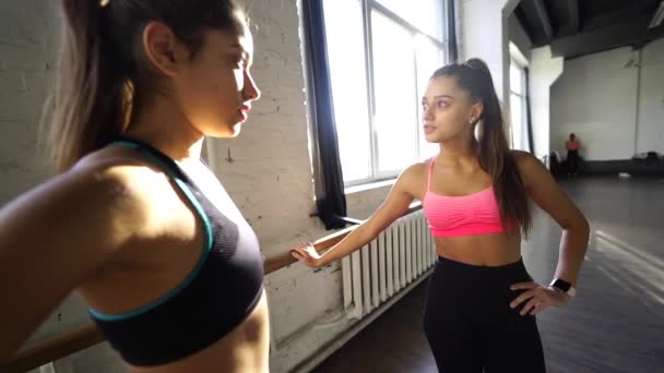 Γυναίκες δίνοντας πέντε ο ένας τον άλλον μετά από μια μεγάλη προπόνηση στο γυμναστήριο. — Αρχείο Βίντεο