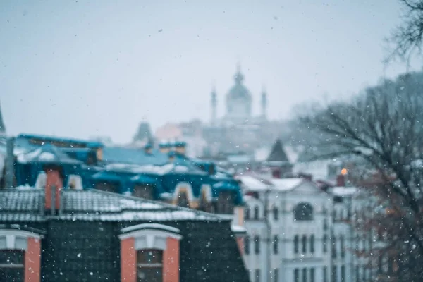 Copiosas nevadas sobre la ciudad con los techos — Foto de Stock