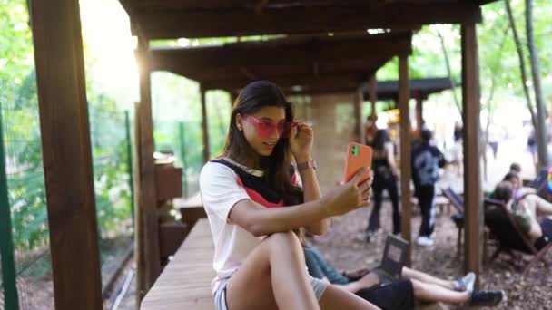 漂亮的年轻女子戴着粉红眼镜度假 — 图库视频影像