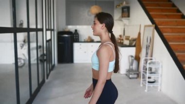 Çekici, pozitif bir kızın portresi..