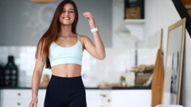 Çekici, pozitif bir kızın portresi..