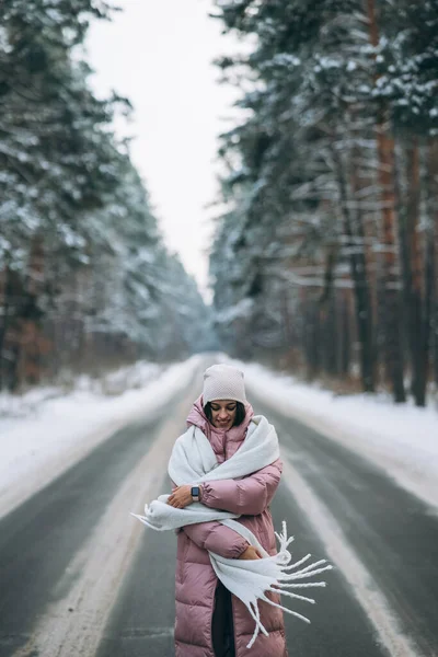 Egy gyönyörű kaukázusi nő portréja a havas erdőn át vezető úton — Stock Fotó