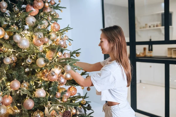 Wanita cantik yang menarik menghias pohon Natal dengan bola — Stok Foto