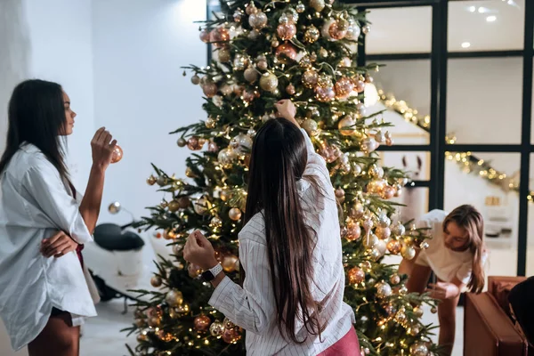 Wanita cantik yang menarik menghias pohon Natal dengan bola — Stok Foto