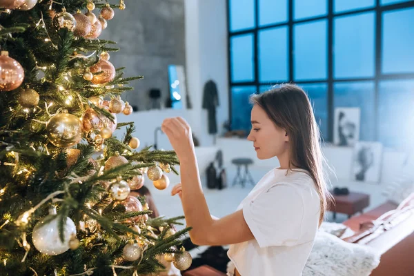 Wanita cantik yang menarik menghias pohon Natal dengan bola — Stok Foto