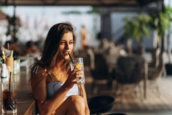 Женщина отдыхает на пляже бар, пить освежающий коктейль. — стоковое фото