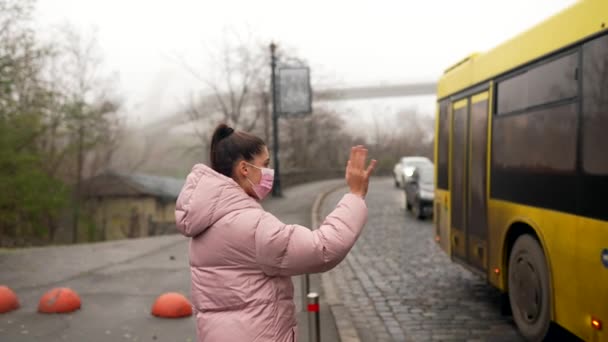 Wanita muda berdiri di jalan di luar ruangan mengangkat tangan samping menangkap taksi — Stok Video