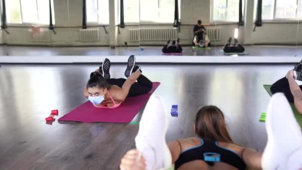 Młode kobiety robią push up ćwiczenia w pokoju rano — Wideo stockowe