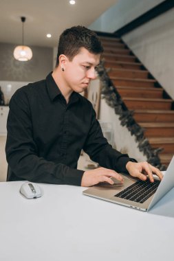 Ofisteki genç adam.