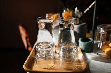 Tezgahın üzerinde aksesuarları olan dört cam bardak..