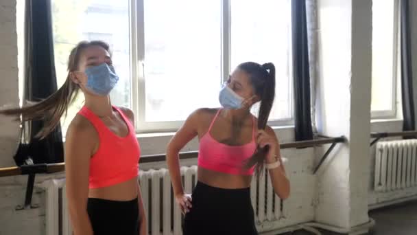 Mulheres dando cinco uns aos outros depois de ter um grande treino no ginásio. — Vídeo de Stock