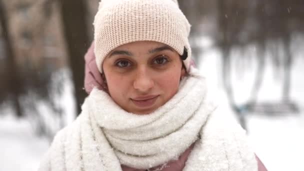 Vackert vinterporträtt av ung kvinna på vintern snöiga landskap — Stockvideo