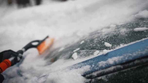 Femme enlevant la neige de la voiture — Video
