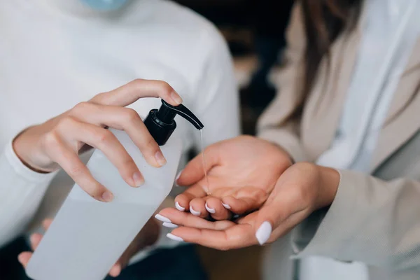 Mani femminili che applicano sapone liquido antibatterico da vicino. — Foto Stock