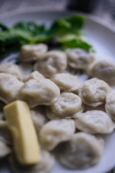 VPiatto tradizionale pelmeni ripieno di carne. — Foto Stock