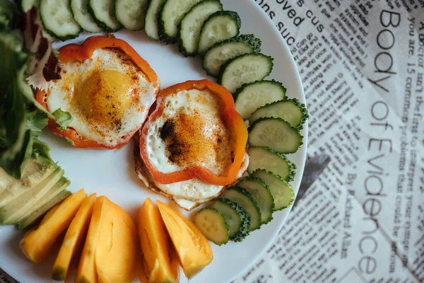Petit déjeuner avec œufs frits, légumes, focus sélectif — Photo