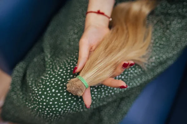 Молодая женщина держит свои свежеобрезанные длинные каштановые волосы в хвостах пони — стоковое фото