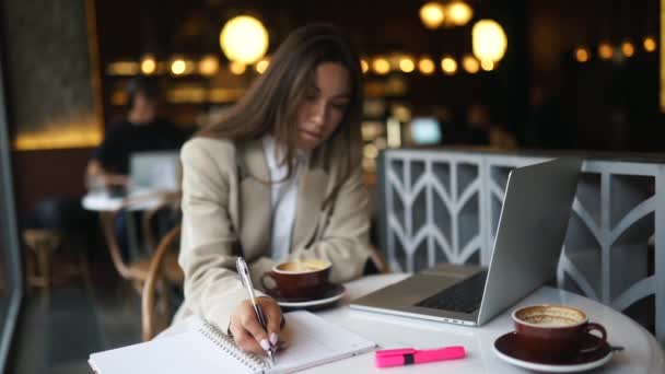 Jonge dame surfen op het internet in het cafe — Stockvideo