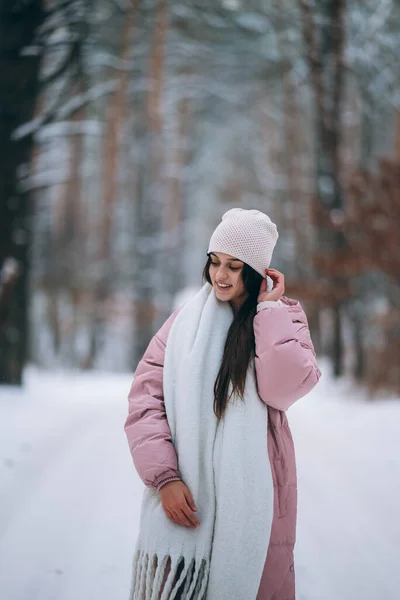 Ung flicka står mitt i snöig väg. — Stockfoto