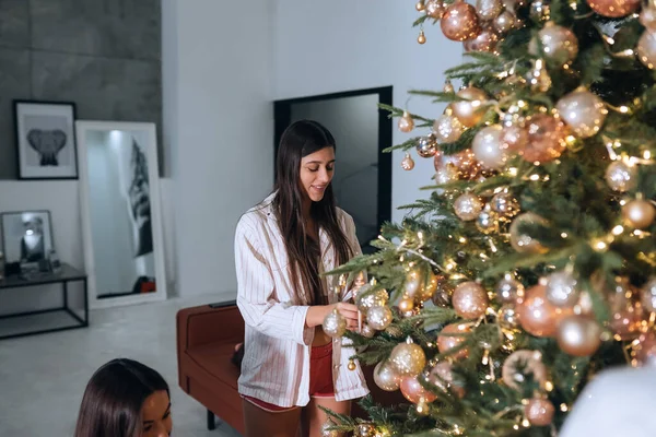 Wanita cantik yang menarik menghias pohon Natal dengan bola — Stok Foto