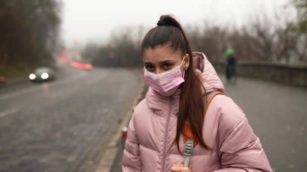 Mujer joven de pie en la carretera al aire libre levantando la mano a un lado la captura de taxi — Vídeos de Stock