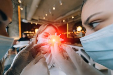 Yeni Coronavirus ya da COVID-19 modelini elinde tutan bilim adamı virolog.