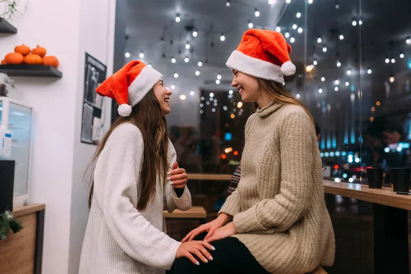 Porträtt av glada söta unga vänner som har kul på café — Stockfoto