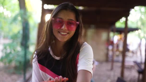 Gyönyörű fiatal nő nyaralni rózsaszín szemüvegben — Stock videók