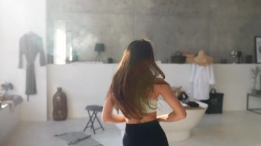 Çekici, pozitif bir kızın portresi..