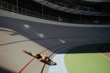 Genç çekici kadın fitness kadını sicim yapıyor.