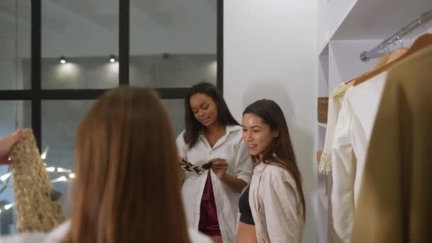 Hermosas chicas eligen su ropa en casa — Vídeo de stock