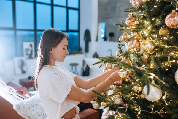 Vakre kvinner pynter juletreet med baller – stockfoto