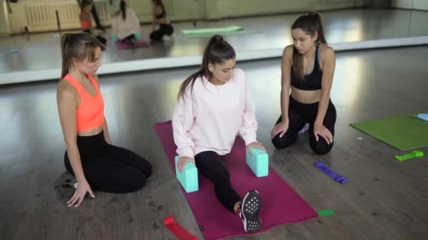 年轻女子私人教练帮助做体操 — 图库视频影像