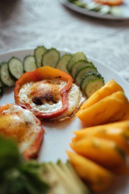 Yağda yumurta, sebze, seçici odaklanma.