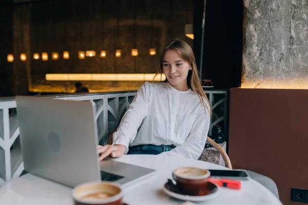 Giovane signora che naviga in Internet al caffè — Foto Stock