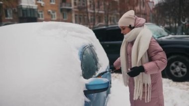 Arabadan karı çıkaran kadın.